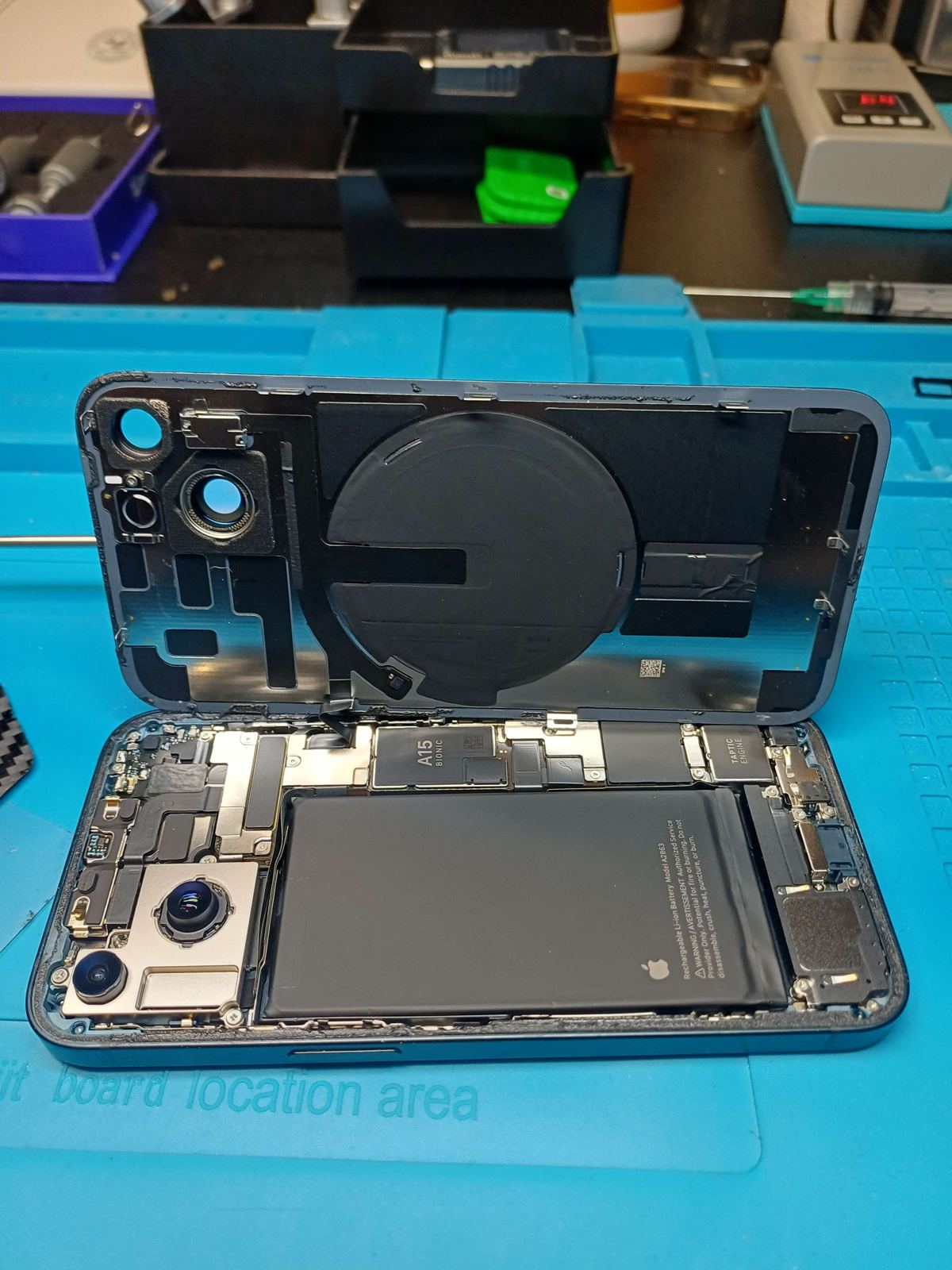 iPhone ouvert en réparation