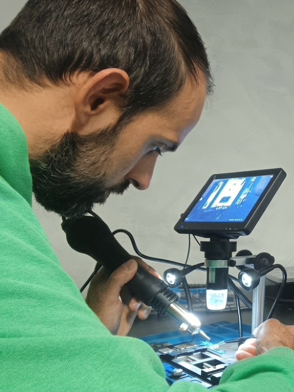 Technicien Xpertphone en pleine réparation à Ciney
